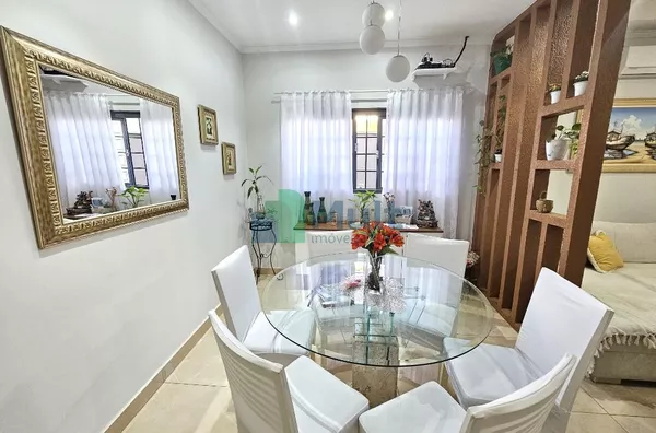 Linda Casa Localizada no Bairro Jardim Antártica com terreno de 270m² e 175,65 m² de construção, 3...