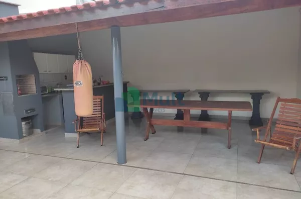 Sobrado em excelente localização no Bairro Ribeirânia, próximo UNAERP com terreno de 437,50m² e  287 m² de construção.