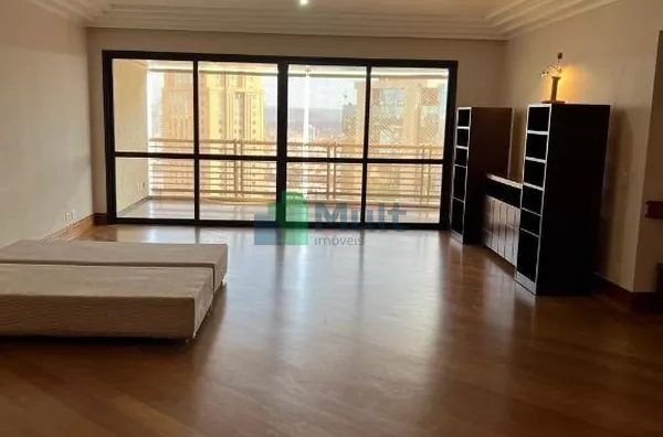 Apartamento em excelente localização com 240m² no Bairro Jd. Irajá com elevador privativo.