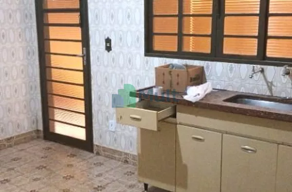 Casa térrea localizada no Bairro Jd. Antártica com terreno de 220m² e  152,61m² de área construída.