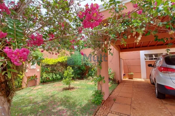 Linda Casa em Condomínio Fechado com 137m² de área útil e com terreno com 418m².