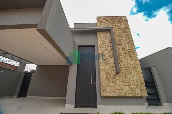 Casa Térrea em excelente localização no Condomínio San Tiago II com terreno de 491,34m² e 153,43m² de área privativa.