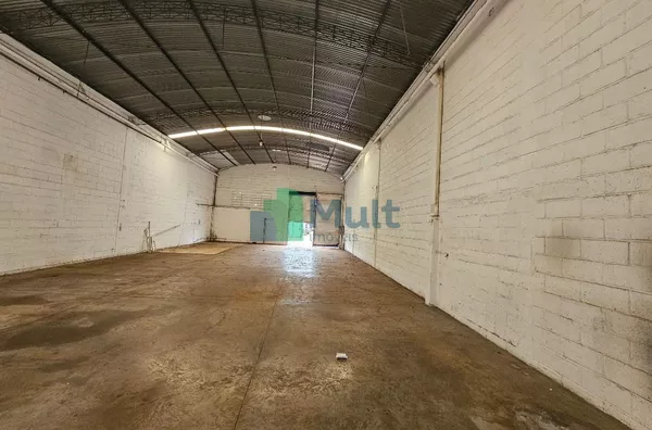 Galpão em excelente localização no Bairro Vila Elisa, próximo a Av. Mogiana e restaurante Tibursius, 340m² de terreno e 250m² de construção.
