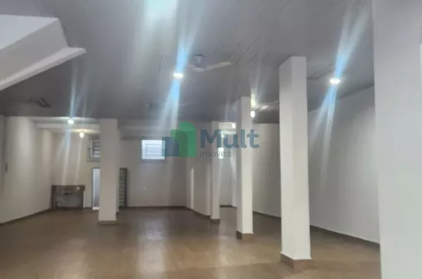 Ponto Comercial (Sobrado)  em excelente ponto Comercial localização no Bairro Jd. Paulistano na Av Treze de Maio com 440m².
