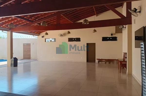 Casa Térrea Comercial/Residencial em excelente localização no Bairro Parque dos Bandeirantes com terreno de 401,70m² e 245,16 de área construída.