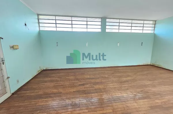Casa Térrea em excelente localização no Bairro Boulevard com terreno de 460m² e 232,27m² de área construída.