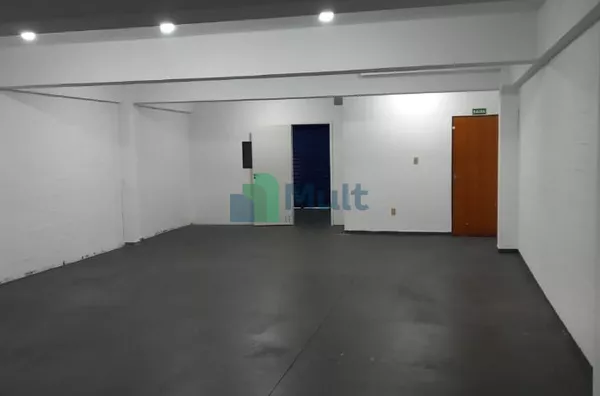 Salão Comercial em ótima localização no Bairro Jardim Anhanguera com 140m² de área útil.