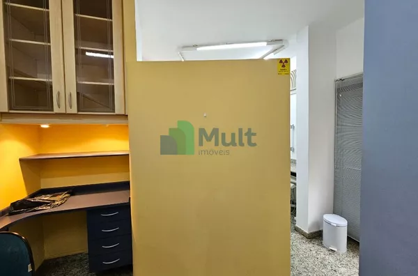 Linda Sala em condomínio fechado, localizada no Bairro Alto da Boa Vista  na Av Independência com 33 m² de área útil.