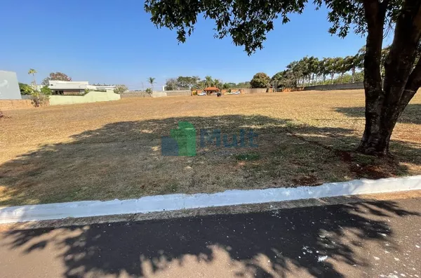 Terreno localizado no Cond. Bosque das Colinas ao lado do Royal Park com terreno de 855,87m².