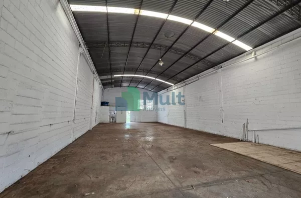 Galpão em excelente localização no Bairro Vila Elisa, próximo a Av. Mogiana e restaurante Tibursius, 340m² de terreno e 250m² de construção.