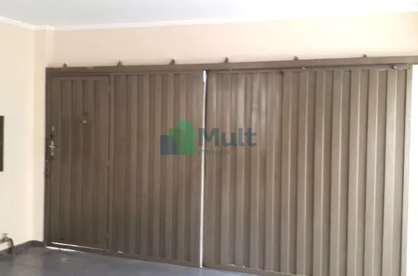 Casa térrea localizada no Bairro Campos Elísios com 104m² de construção.