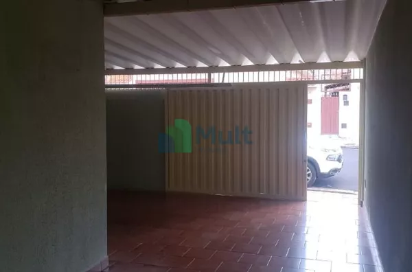 Casa Térrea localizada no Bairro Ipiranga com terreno de 215,36m² e 176,25m² de área construída.