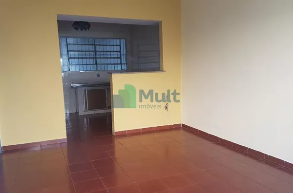 Casa de fundos com 02 dormitórios, sala, cozinha, wc social, quintal, sem garagem.