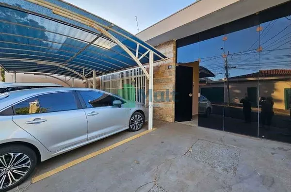 Casa Comercial em excelente localização no Bairro Jd. América, 2 quadras da Av. Presidente Vargas com 227m² de área útil,