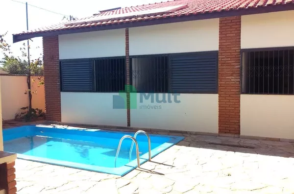 Casa Térrea com piscina em ótima localização no Bairro Lagoinha com terreno de 420m² e  218,88m² de área útil.