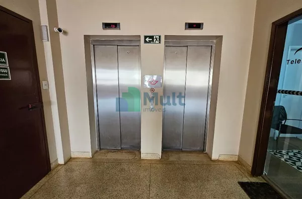 Sala Comercial em excelente localização no Centro da Cidade com 88,35m² de área privativa. São 2  salas privativas.