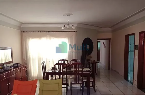 Casa térrea localizada no Bairro Palmares com terreno de 336m² e 213m² de  construção.