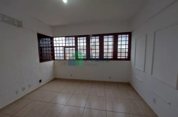 Sala Comercial na Av Presidente Vargas com 34m² em ótima localização.