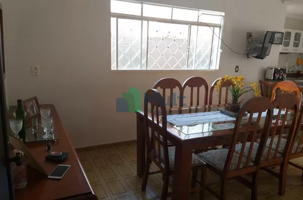 Casa Térrea em ótima localização no Bairro Jardim Castelo Branco com 200 m² de área total e 158,12 m² de área construída.