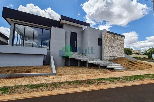 Casa  em Condomínio de Alto Padrão em excelente localização no Residencial Alto do Castelo com 437,98m² de terreno e 229,48m² de área construída.
