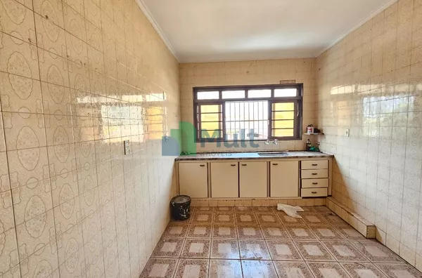 Imóvel Comercial/Residencial; Parte superior Sobrado e parte inferior Salão, excelente localização no Bairro Vila Tibério - Ribeirão Preto