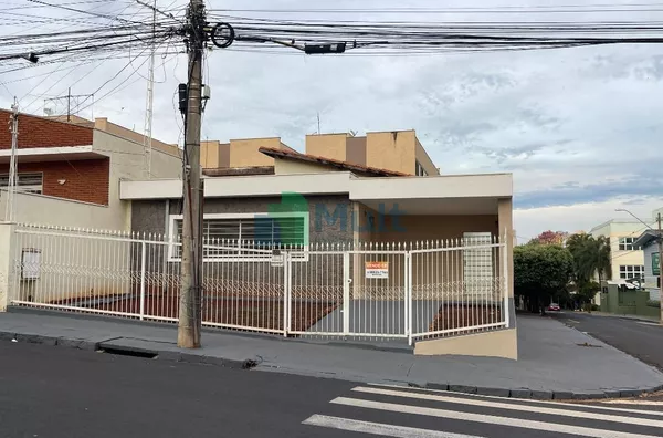 Casa Térrea localizada no Jd. Paulista com 330m², 3 dormitórios.