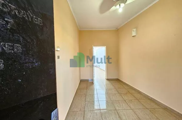 Casa Comercial em excelente localização no Bairro Jd. América, 2 quadras da Av. Presidente Vargas com 227m² de área útil,