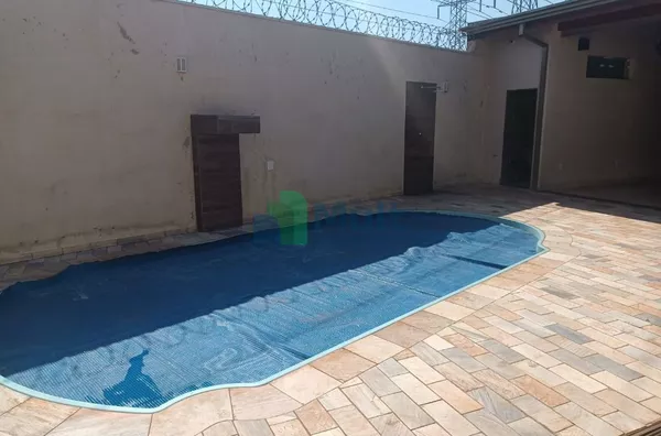 Casa Térrea Comercial/Residencial em excelente localização no Bairro Parque dos Bandeirantes com terreno de 401,70m² e 245,16 de área construída.