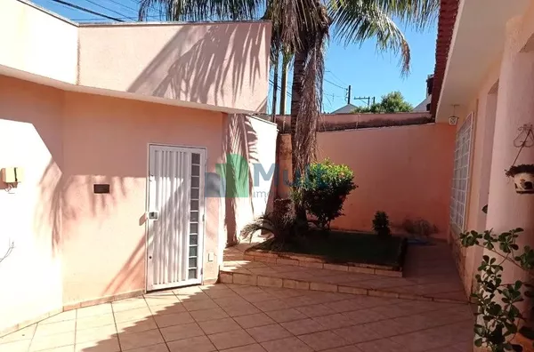 Casa térrea localizada no Bairro Palmares com terreno de 336m² e 213m² de  construção.