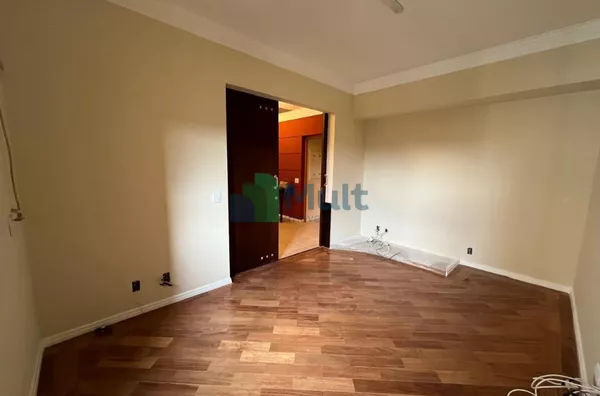 Apartamento de Alto Padrão localizado no Bairro Jardim Irajá com 202m² de área privativa.