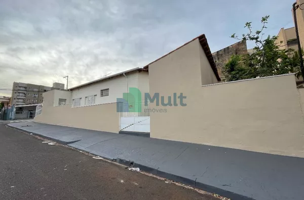 Casa Térrea localizada no Jd. Paulista com 330m², 3 dormitórios.