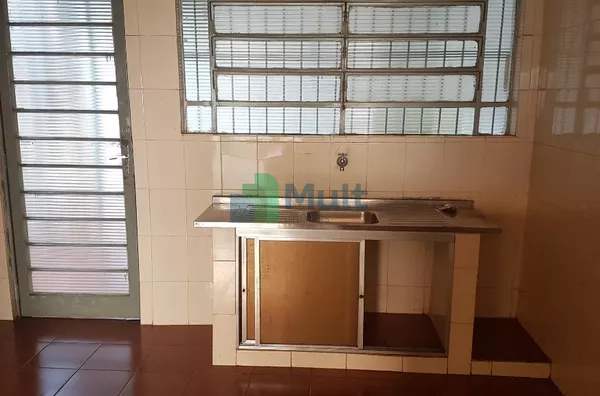 Casa de fundos com 02 dormitórios, sala, cozinha, wc social, quintal, sem garagem.