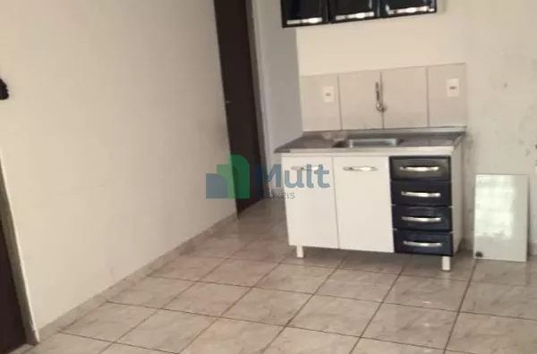 Casa térrea localizada no Bairro Jd. Paiva com terreno de 185m² e 60m² de construção, 2...