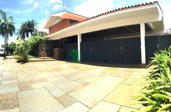 Casa Comercial/Residencial em ótima localização no Bairro Jd. Sumaré com 1135,20m² de terreno e 875,00m² de área útil.