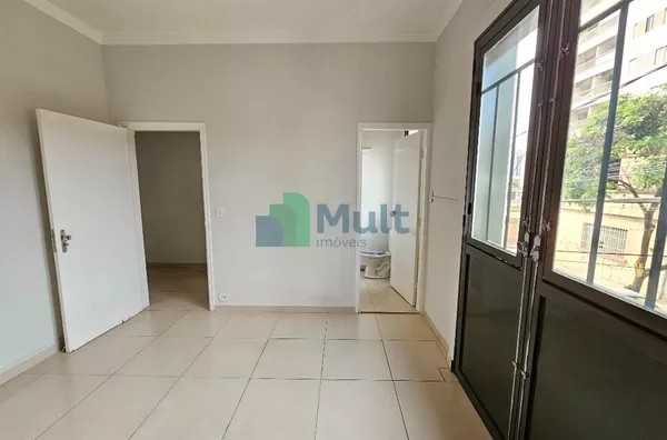 Sala Comercial no andar superior em excelente localização no Bairro Boulevard/ Centro com 50m² de área privativa.