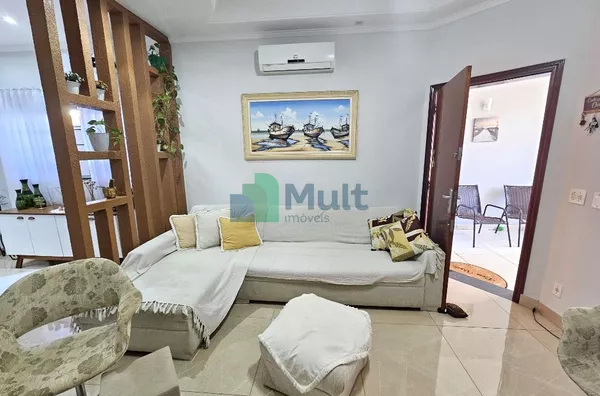 Linda Casa Localizada no Bairro Jardim Antártica com terreno de 270m² e 175,65 m² de construção, 3...