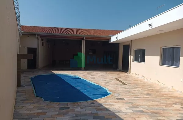 Casa Térrea Comercial/Residencial em excelente localização no Bairro Parque dos Bandeirantes com terreno de 401,70m² e 245,16 de área construída.