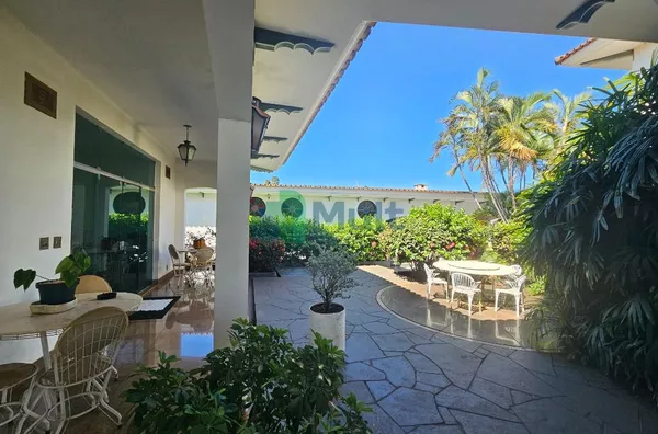 Casa de Alto Padrão Residencial/Comercial localizada no Bairro Ribeirânia, terreno de 1703m² e 862,73m² de área construída, 6 suítes.