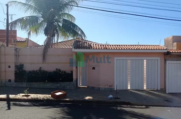 Casa térrea localizada no Bairro Palmares com terreno de 336m² e 213m² de  construção.