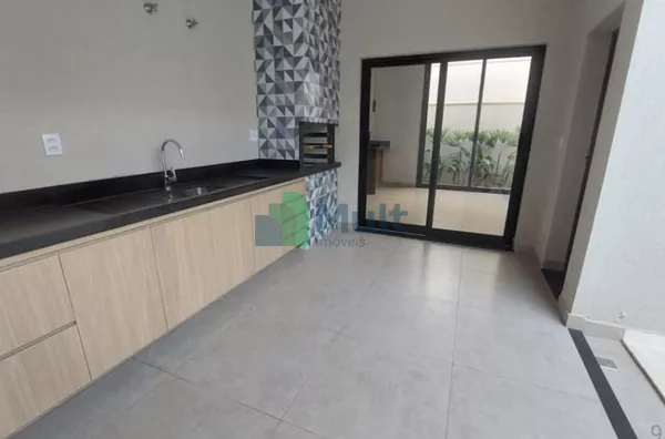 Casa térrea em condomínio com 151m² de área útil e  3 suítes, piscina e varanda gourmet.