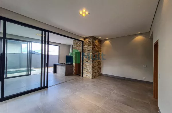 Casa Nova em Condomínio de Alto Padrão em excelente localização no Residencial Alto do Castelo com 364,50m² de terreno e 204,73m² de área construída.