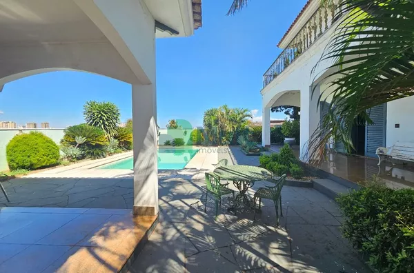 Casa de Alto Padrão Residencial/Comercial localizada no Bairro Ribeirânia, terreno de 1703m² e 862,73m² de área construída, 6 suítes.