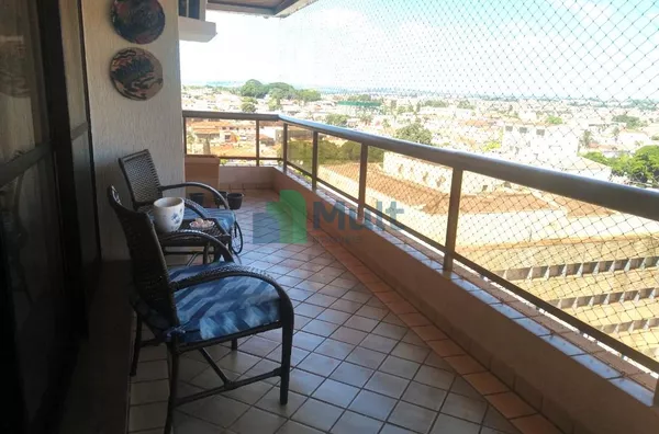 Lindo Apartamento em ótima localização no Bairro Higienópolis com 158m² de área útil.