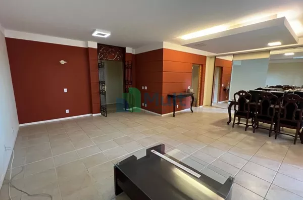 Apartamento de Alto Padrão localizado no Bairro Jardim Irajá com 202m² de área privativa.