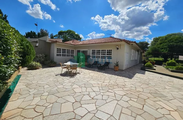 Propriedade localizada no coração da Cidade de Bonfim Paulista -SP com área de 14.994,10m² e 2065,43m² de área construída, 4 casas e muita área verde.