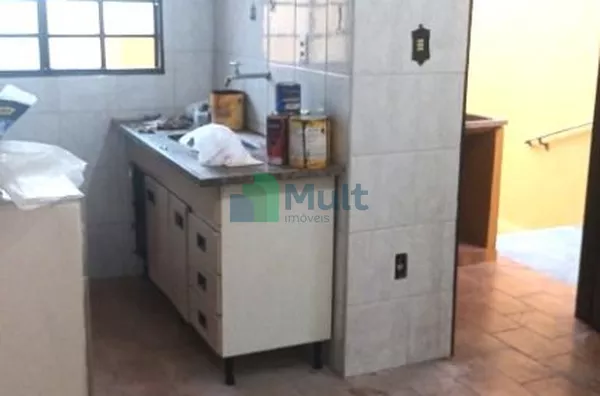 Casa térrea localizada no Bairro Jd. Antártica com terreno de 220m² e  152,61m² de área construída.