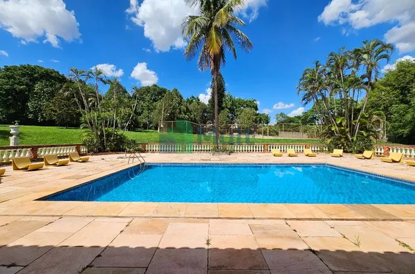 Propriedade localizada no coração da Cidade de Bonfim Paulista -SP com área de 14.994,10m² e 2065,43m² de área construída, 4 casas e muita área verde.