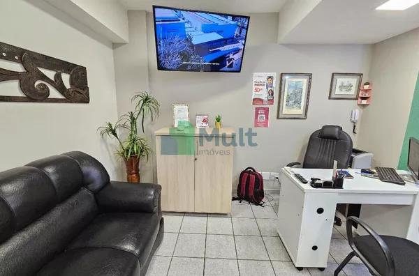 Sala Comercial em excelente localização no Centro da Cidade com 88,35m² de área privativa. São 2  salas privativas.