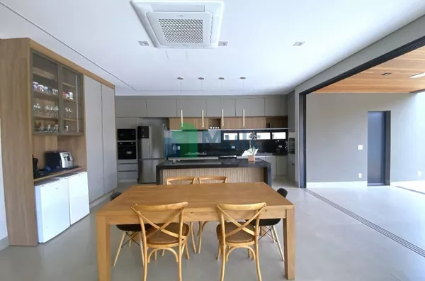 Sobrado em Condomínio Fechado de Alto Padrão em excelente localização em Bonfim Paulista com 487m² de terreno e 350,85m² de construção.