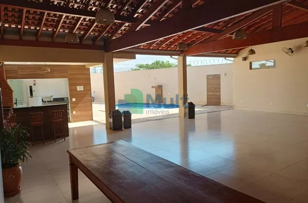 Casa Térrea Comercial/Residencial em excelente localização no Bairro Parque dos Bandeirantes com terreno de 401,70m² e 245,16 de área construída.